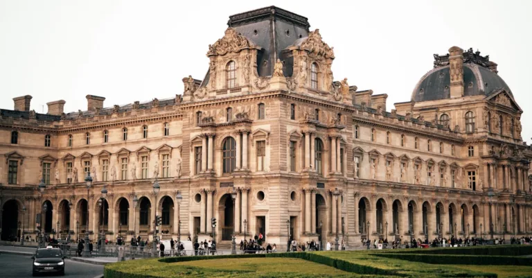 découvrez le musée d'art outsider, dédié aux œuvres créatives en dehors des courants artistiques traditionnels, mettant en lumière des artistes autodidactes passionnants.