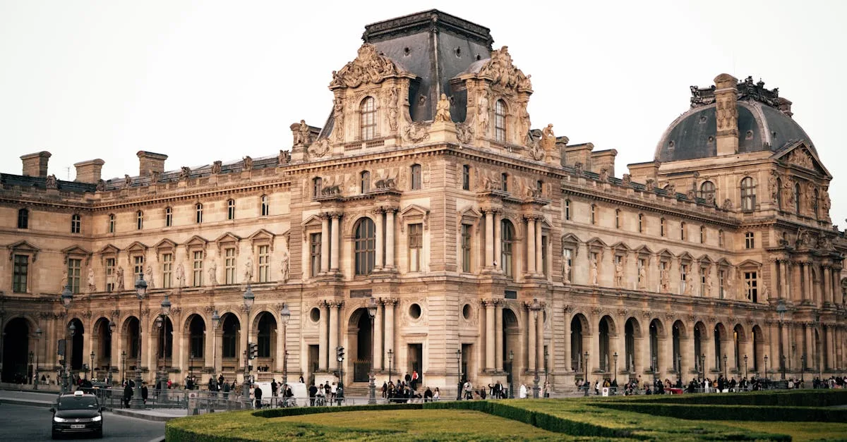 découvrez le musée d'art outsider, dédié aux œuvres créatives en dehors des courants artistiques traditionnels, mettant en lumière des artistes autodidactes passionnants.