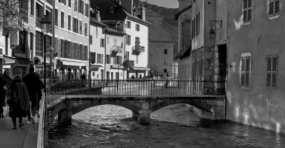découvrez annecy, la charmante ville des alpes françaises, célèbre pour son lac cristallin, ses canaux pittoresques et son centre historique médiéval.