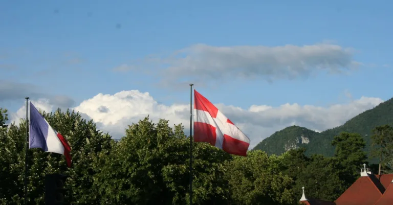 découvrez annecy, la charmante ville des alpes françaises, réputée pour son lac cristallin, ses canaux pittoresques et son ambiance conviviale.
