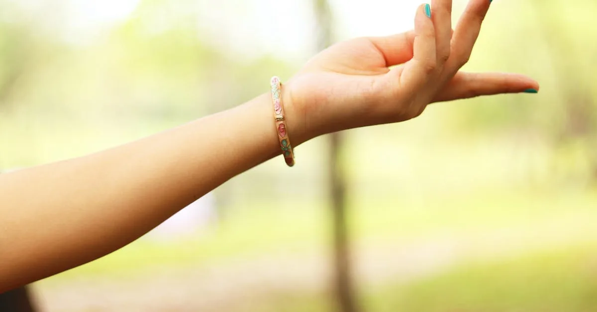 découvrez l'art du bracelet stacking : superposez vos bracelets préférés pour un style unique et tendance, adapté à toutes les occasions.