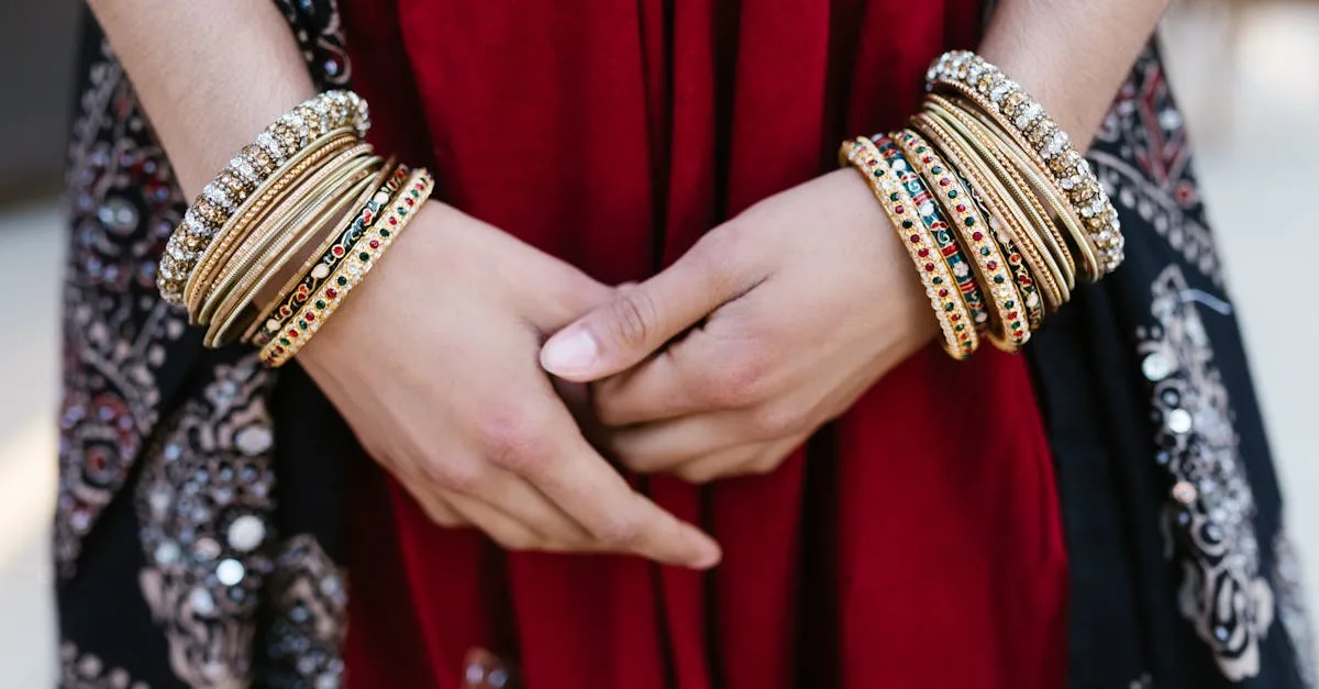 découvrez l'art du bracelet stacking : comment associer plusieurs bracelets pour un style unique et tendance, parfait pour toutes les occasions.