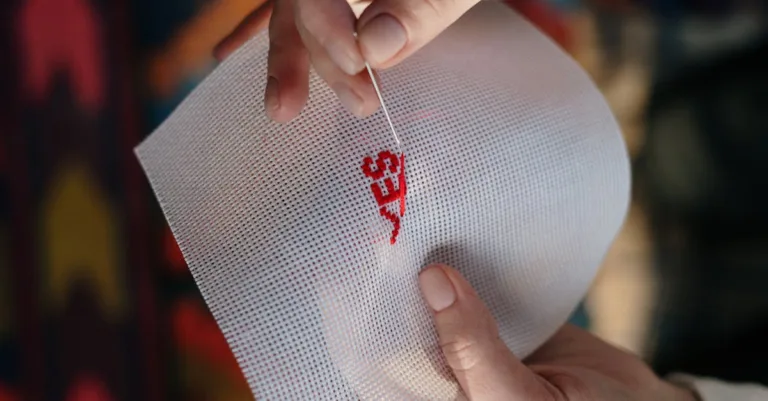 découvrez une vaste collection de modèles de point de croix pour tous les niveaux, parfaits pour vos projets créatifs et décoratifs.