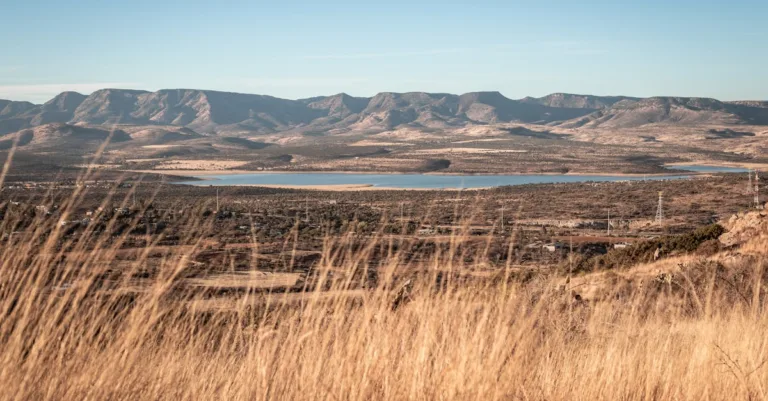 découvrez le point de vue spectaculaire sur le lac du salagou, un lieu incontournable pour les amateurs de paysages naturels et de randonnées en occitanie.