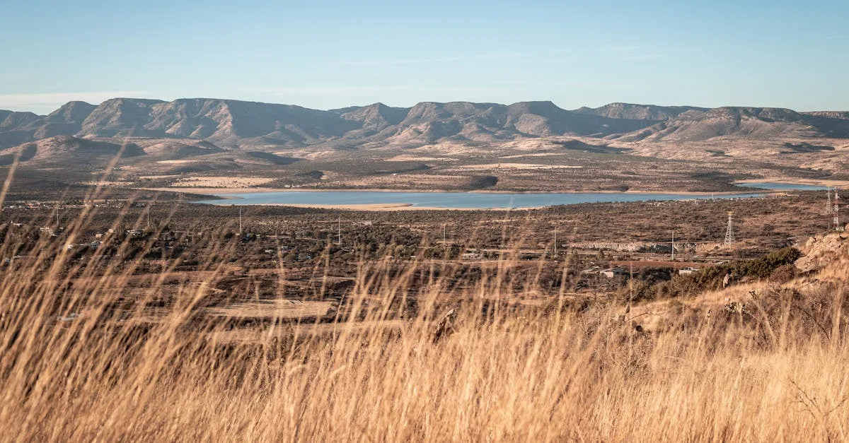 découvrez le point de vue spectaculaire sur le lac du salagou, un lieu incontournable pour les amateurs de paysages naturels et de randonnées en occitanie.