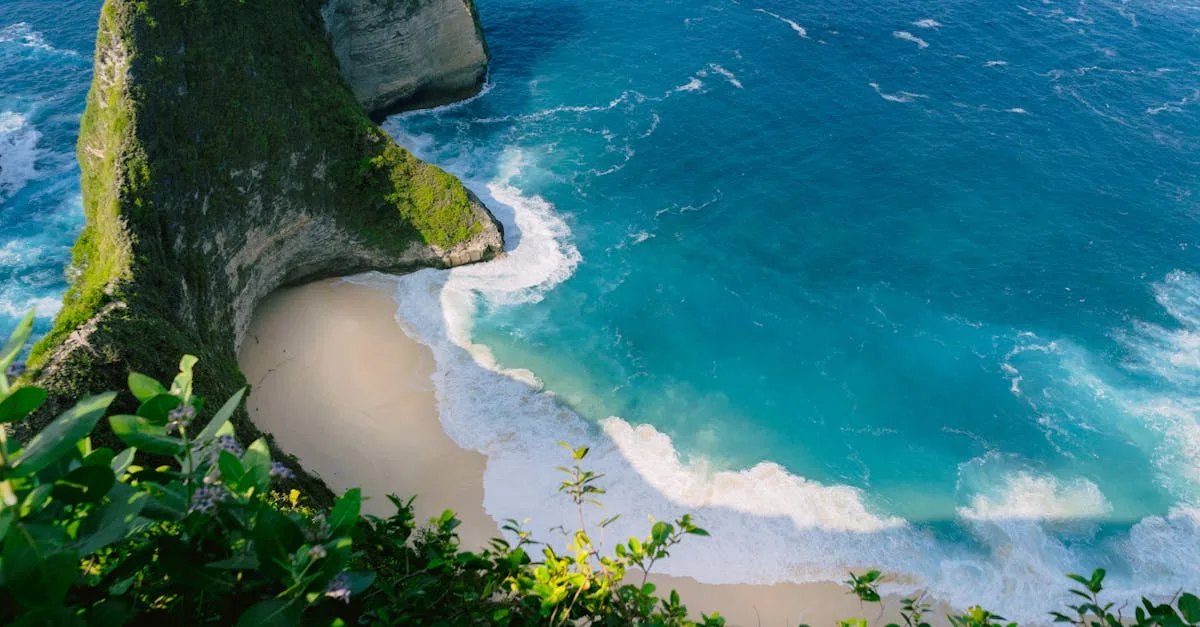 découvrez kelingking beach, une plage paradisiaque aux eaux turquoises et falaises spectaculaires, située sur l'île de nusa penida en indonésie.
