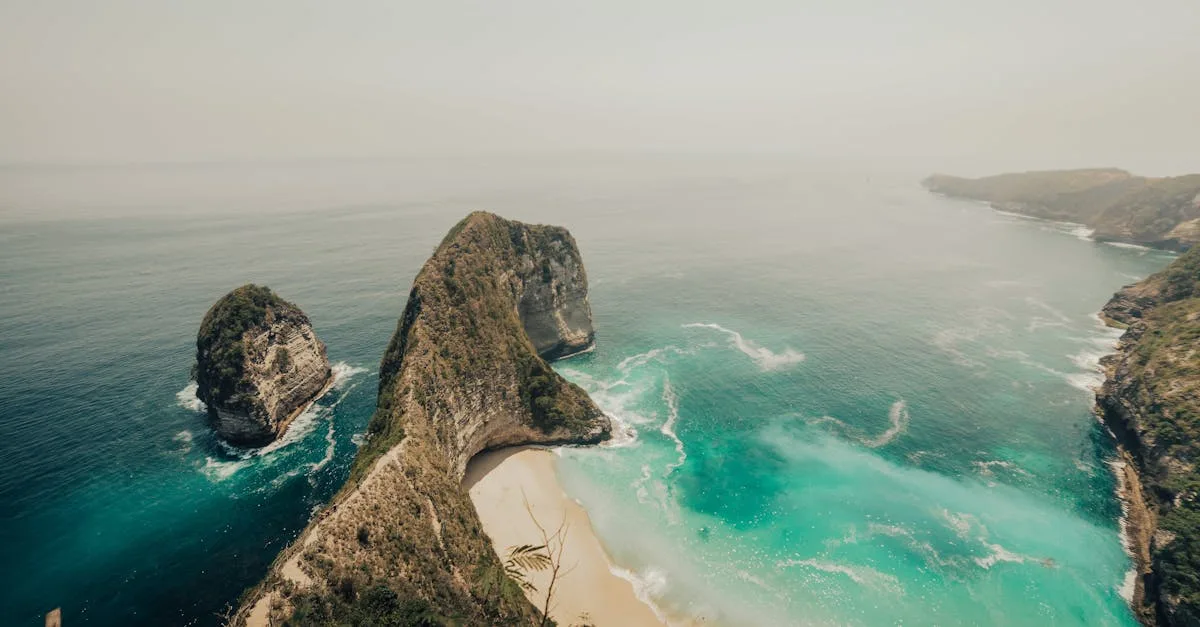 découvrez kelingking beach, une plage paradisiaque célèbre pour sa falaise en forme de t-rex, ses eaux turquoise et son sable blanc immaculé. une destination incontournable pour les amoureux de la nature et de l'aventure.