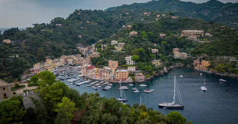 découvrez les merveilles du voyage en méditerranée : plages ensoleillées, villes historiques et culture riche pour une expérience inoubliable.