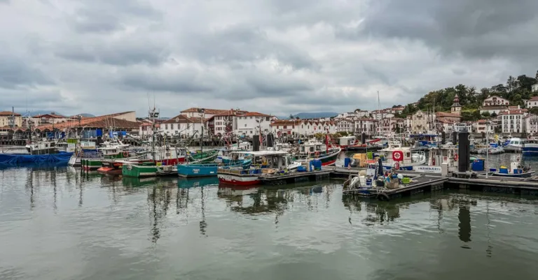 découvrez les traditions basques authentiques, riches en culture, gastronomie, fêtes et artisanat, au cœur d'une région au patrimoine unique.