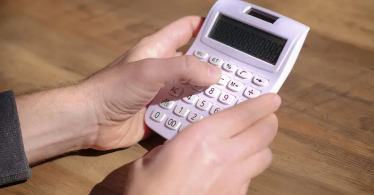 calculez facilement la différence entre deux dates ou ajoutez un nombre de jours, semaines ou mois à une date spécifique avec notre calculatrice de dates simple et rapide.
