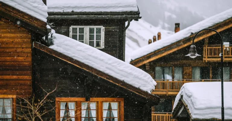 découvrez nos chalets alpins de luxe alliant confort moderne et charme authentique pour une expérience inoubliable au cœur des montagnes.