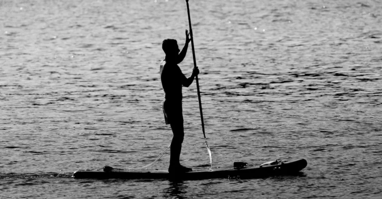 découvrez le paddleboarding, une activité nautique accessible et ludique idéale pour explorer les lacs, rivières et côtes tout en profitant d'un excellent exercice physique en plein air.