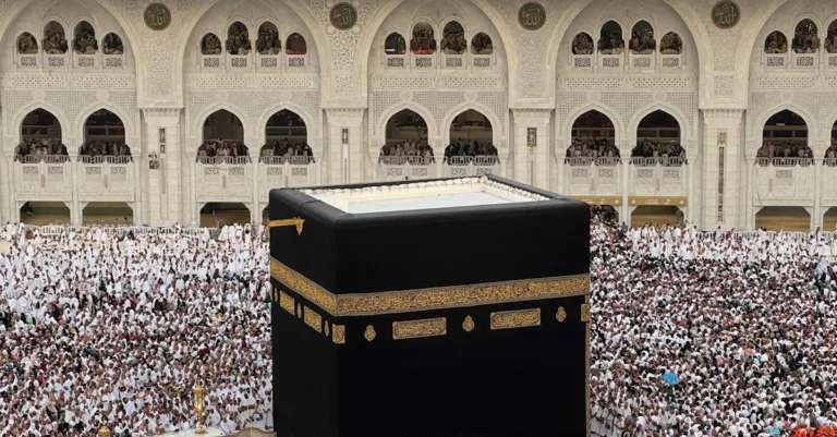 découvrez l'expérience spirituelle et culturelle unique d'un pèlerinage, un voyage de foi et de réflexion à travers des lieux sacrés.