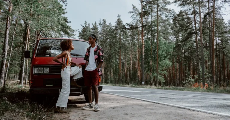découvrez nos conseils et astuces pour réussir la conversion de votre van en un espace de vie fonctionnel et confortable, idéal pour vos aventures sur la route.