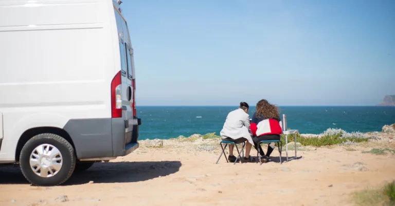 découvrez la vanlife et un road trip hors saison le long de la côte atlantique. profitez de paysages sauvages, de plages désertes et d'une aventure authentique en toute tranquillité.