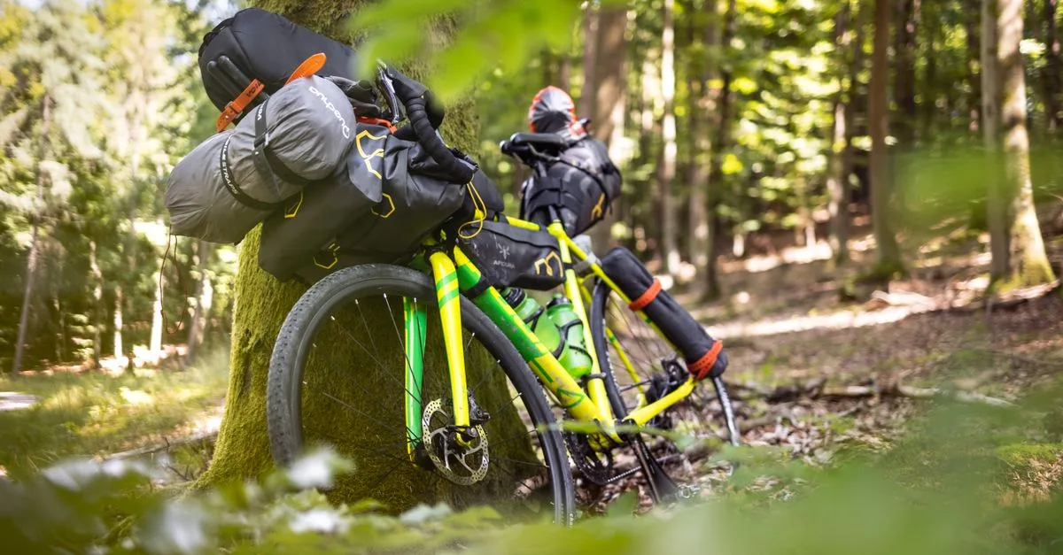 découvrez le bikepacking : l'alliance parfaite entre le vélo et le voyage pour des aventures en pleine nature avec votre vélo.