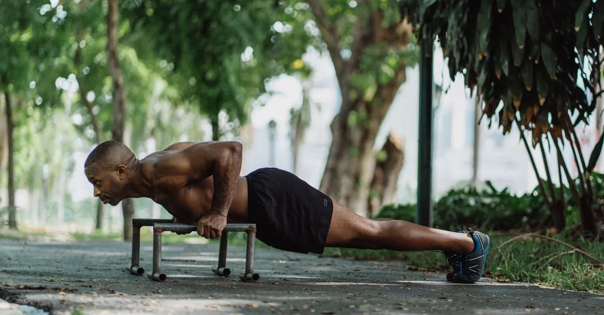 découvrez des exercices au poids du corps efficaces pour tonifier et renforcer vos muscles sans équipement. idéal pour s'entraîner partout et à tout moment.