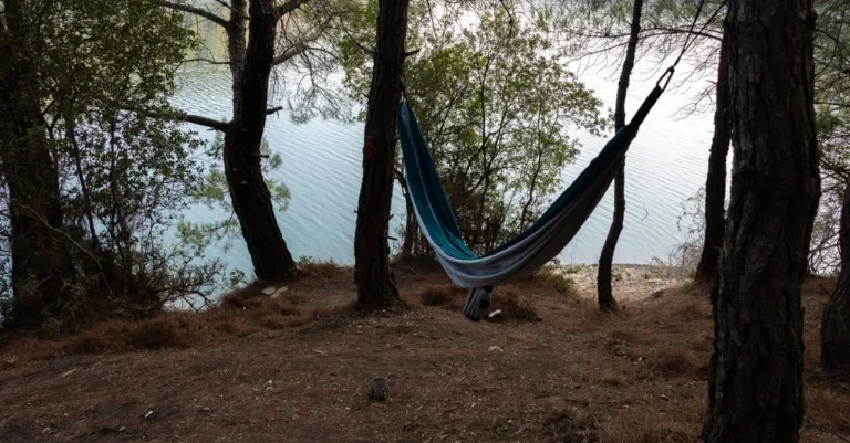découvrez notre sélection de hamacs de camping confortables et légers, parfaits pour vos aventures en plein air. faciles à installer, ils vous offrent détente et relaxation où que vous soyez.