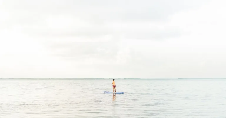 découvrez la planche à pagaie gonflable idéale pour les personnes de forte corpulence, conçue pour une stabilité optimale en mer agitée.