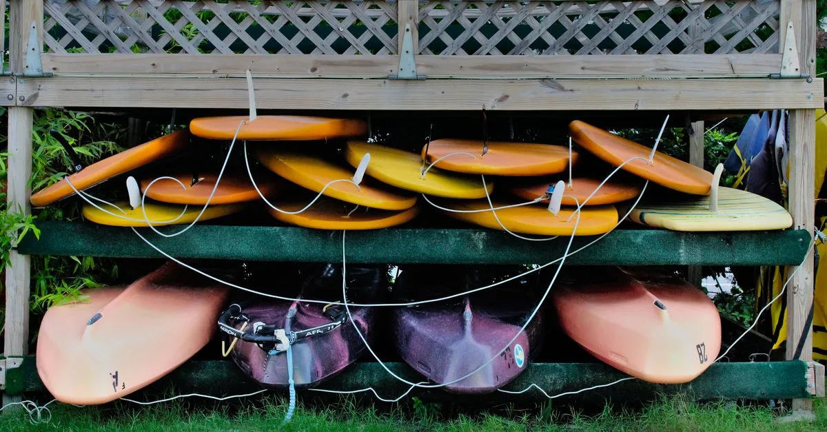 découvrez comment transporter votre kayak facilement sans utiliser de porte-bagages sur le toit grâce à des méthodes sécurisées et pratiques.
