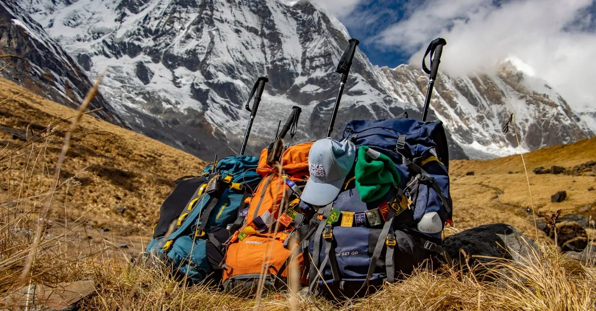 équipez-vous pour la randonnée en montagne au printemps avec notre sélection d'équipements adaptés : vêtements légers, chaussures robustes et accessoires essentiels pour une aventure réussie.
