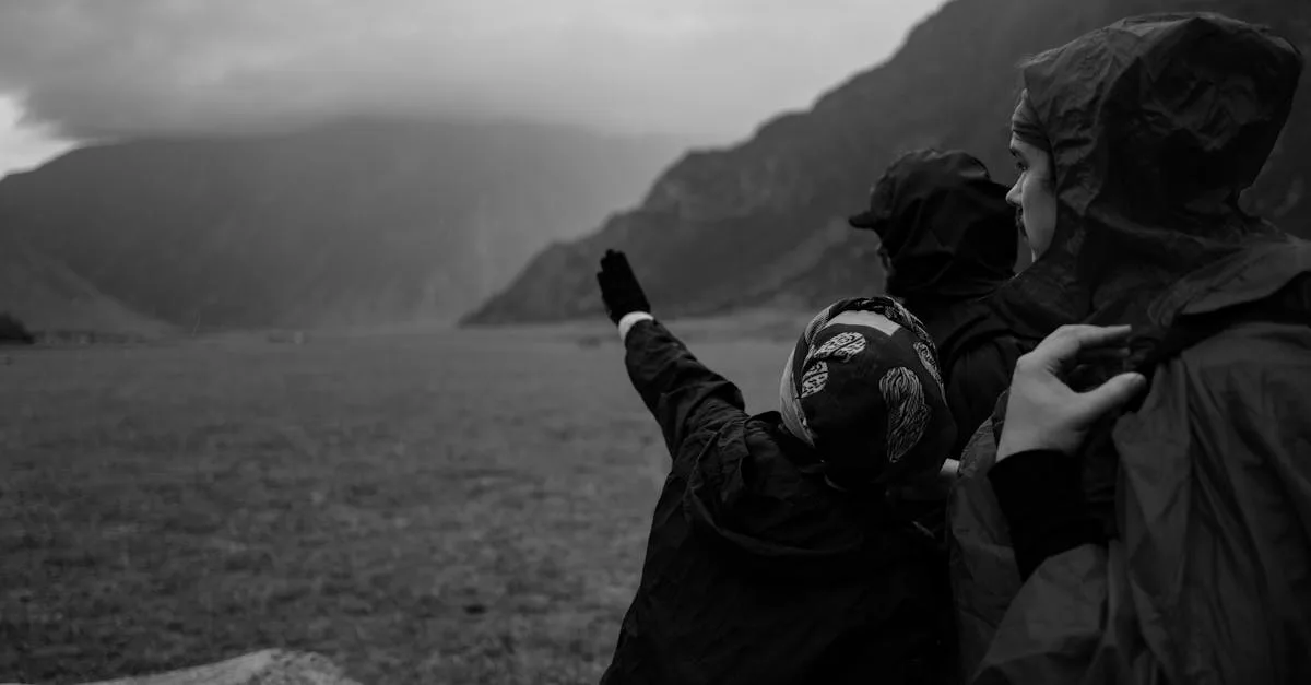 découvrez l'équipement essentiel pour le trekking sous la pluie : vêtements imperméables, chaussures adaptées et accessoires indispensables pour randonner au sec et en toute sécurité.