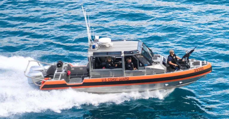 découvrez notre gamme de bateaux semi-rigides alliant robustesse et légèreté pour des sorties nautiques en toute sécurité et confort.
