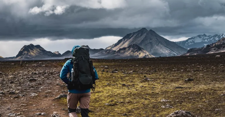 conseils essentiels pour assurer votre sécurité lors de randonnées en solo, incluant la préparation, l'équipement et les précautions à prendre en pleine nature.
