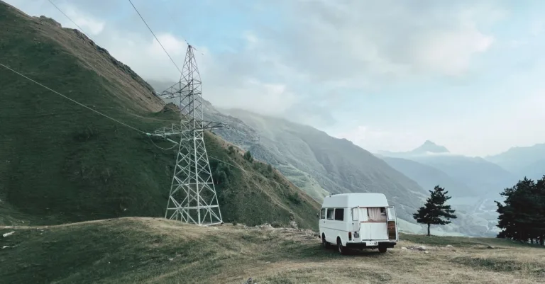 solutions de stockage d'électricité pour van : optimisez votre autonomie énergétique lors de vos voyages et profitez d'une source d'énergie fiable et portable.