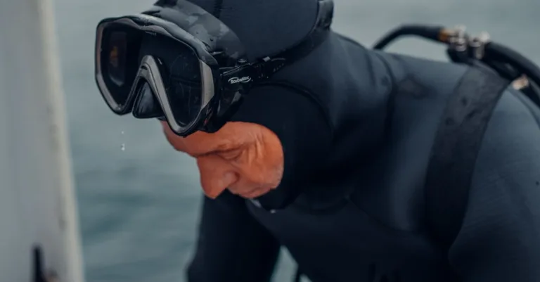 masque de plongée anti-buée offrant une vision claire et nette sous l'eau, pour une expérience de plongée confortable et sécurisée.