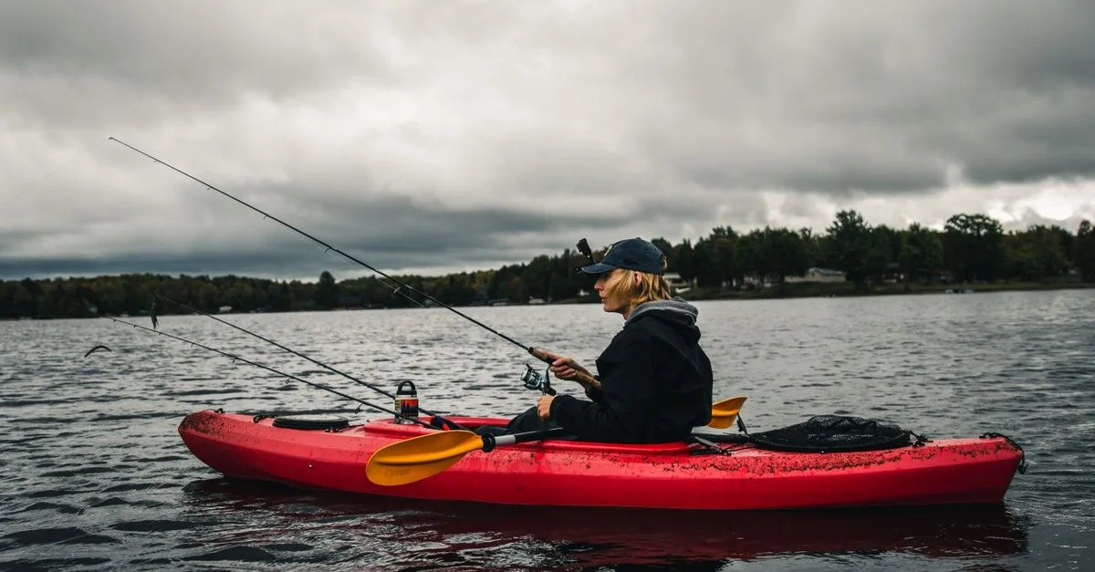 découvrez nos kayaks de pêche, conçus pour allier stabilité, confort et performance afin de maximiser vos aventures de pêche en eau douce ou salée.