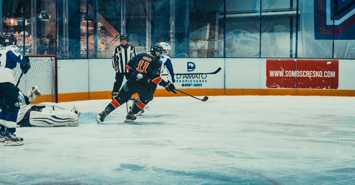 découvrez l'univers passionnant du hockey sur glace, un sport intense mêlant vitesse, stratégie et esprit d'équipe.