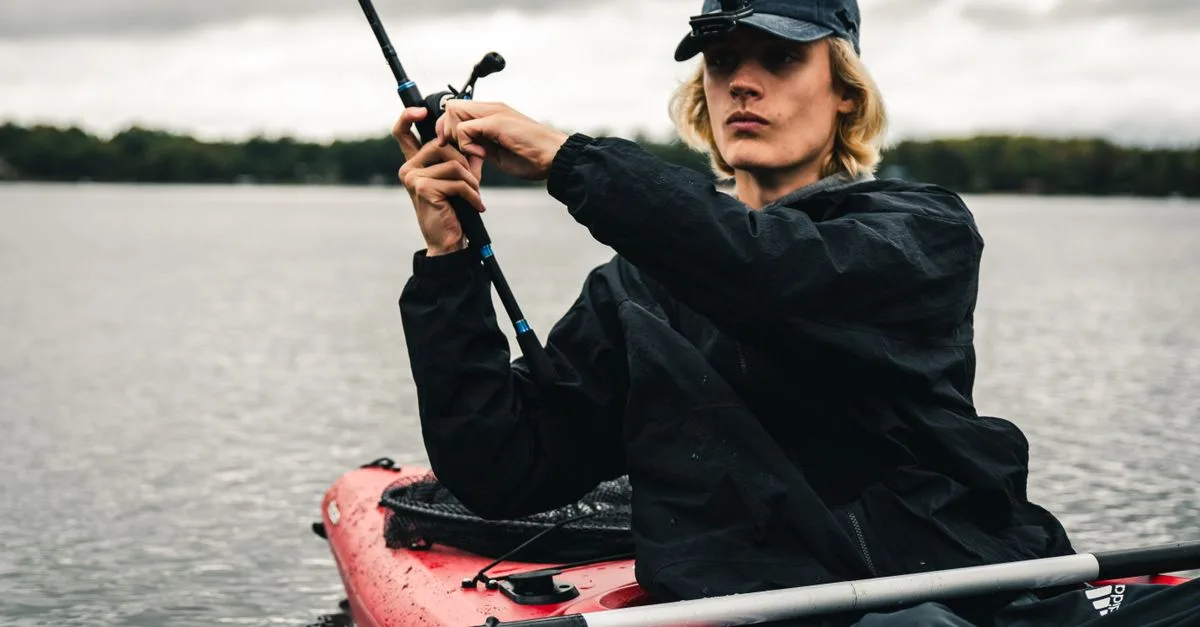 gilet de sauvetage spécialement conçu pour la pêche en kayak, alliant sécurité, confort et liberté de mouvement pour des sorties réussies sur l'eau.