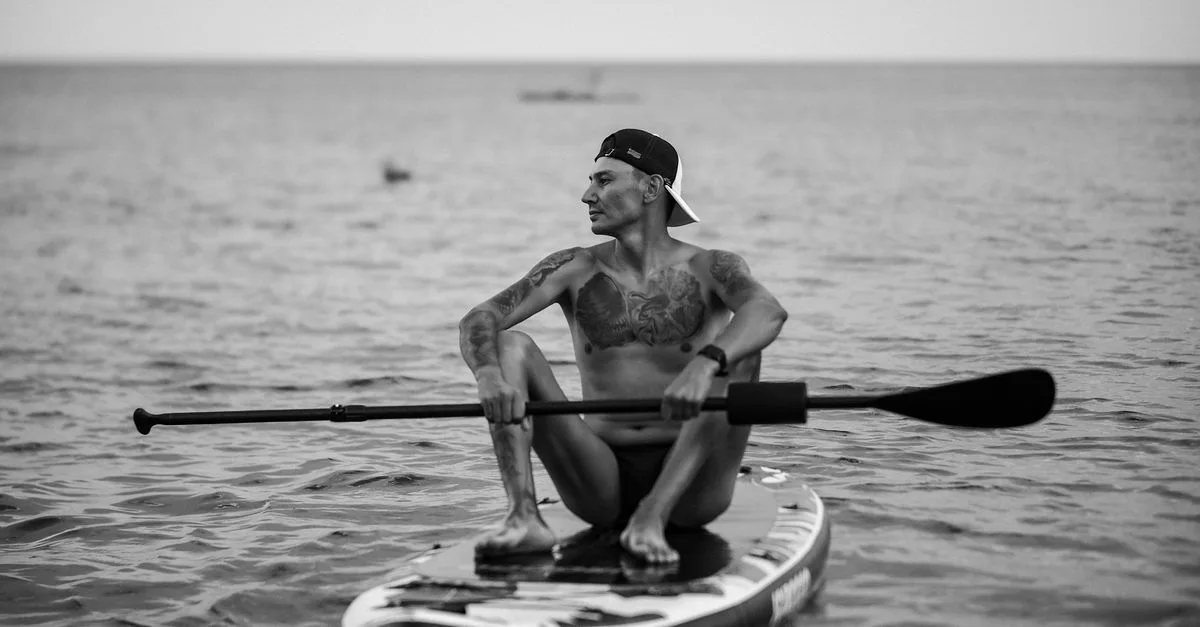découvrez comment le paddleboarding peut favoriser votre récupération physique grâce à des exercices doux et efficaces sur l'eau.