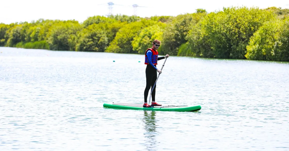 découvrez notre paddle rigide idéal pour les balades tranquilles sur rivière, offrant stabilité et confort pour une expérience de pagaie agréable.