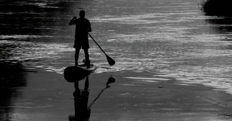 découvrez notre paddleboard rigide idéal pour les balades sur rivières calmes, offrant stabilité et confort pour une expérience de promenade inoubliable.