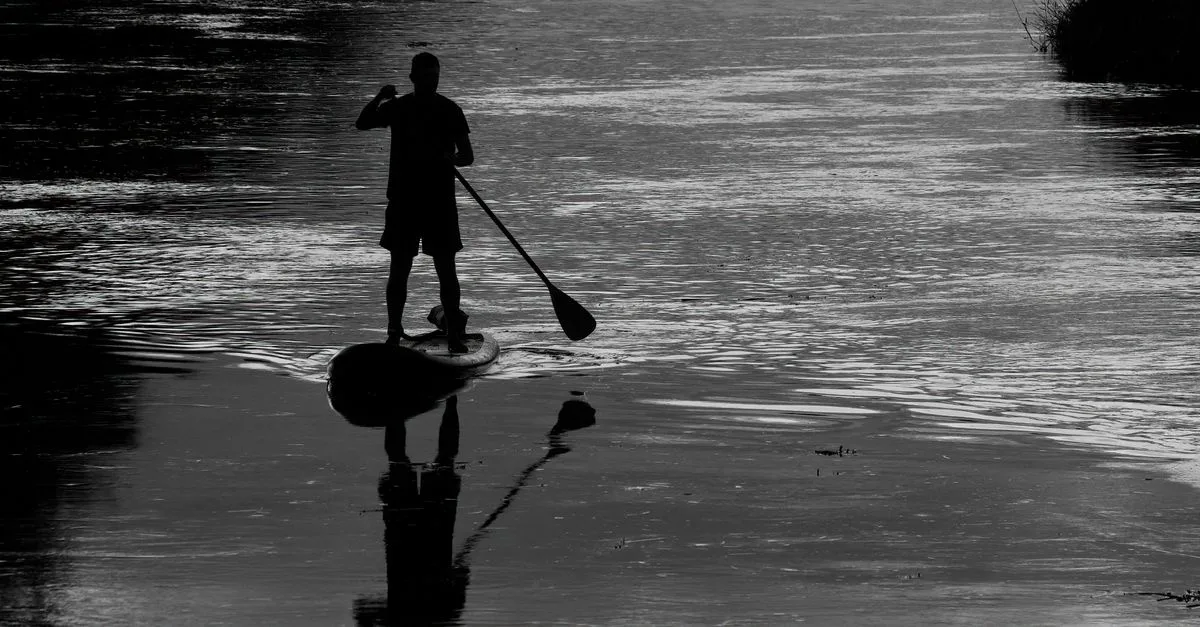découvrez notre paddleboard rigide idéal pour les balades sur rivières calmes, offrant stabilité et confort pour une expérience de promenade inoubliable.