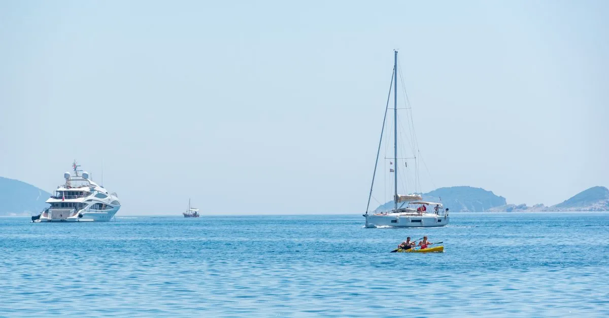 découvrez les bases du kayak de mer pour débutants et apprenez à parcourir des distances adaptées à votre niveau en toute sécurité.