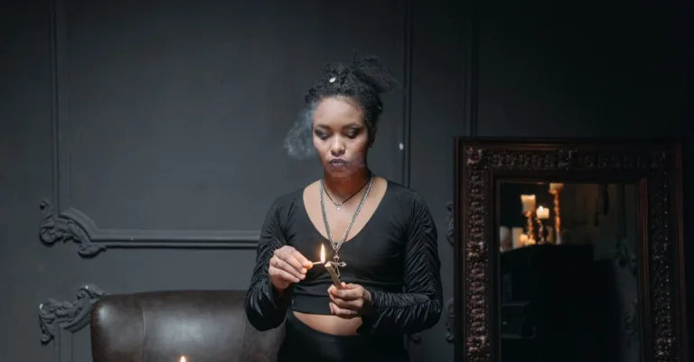 découvrez la signification spirituelle du collier emmêlé, symbole d'interconnexion, de complexité et de parcours personnel dans différentes traditions.