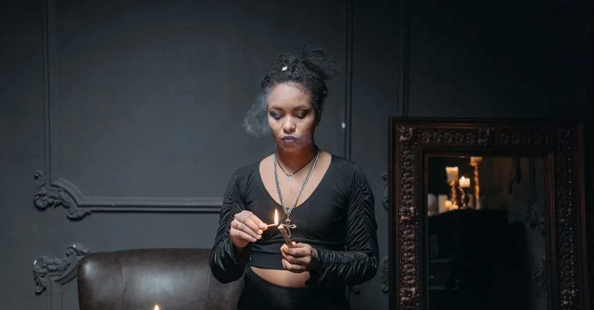 découvrez la signification spirituelle du collier emmêlé, symbole d'interconnexion, de complexité et de parcours personnel dans différentes traditions.