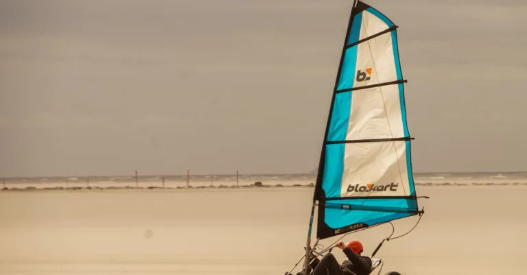 découvrez le land sailing, ou char à voile : une activité de plein air exaltante qui vous fait glisser sur le sable au gré du vent.