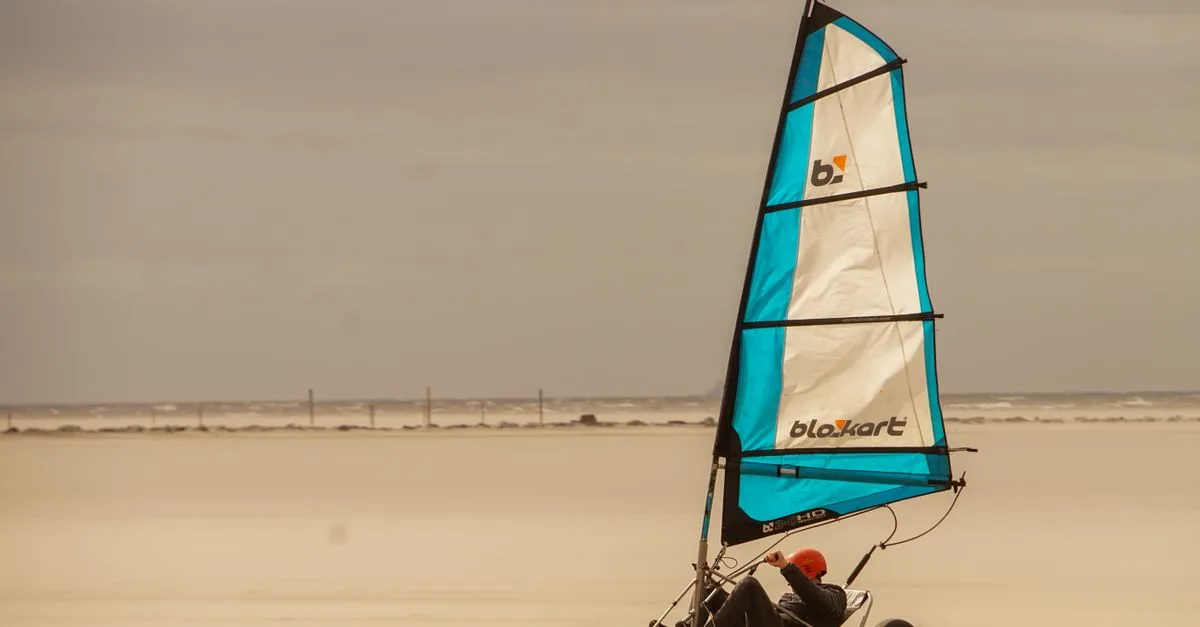 découvrez le land sailing, ou char à voile : une activité de plein air exaltante qui vous fait glisser sur le sable au gré du vent.