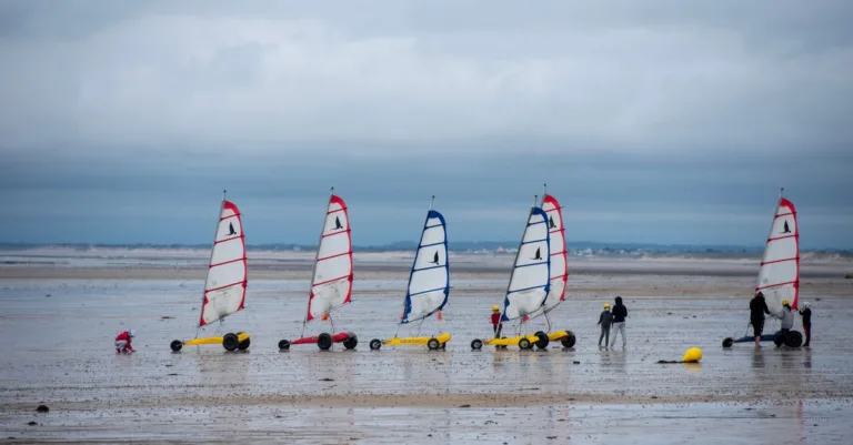consultez les horaires des marées pour pratiquer le char à voile dans les meilleures conditions : heures de marée, coefficients et conseils de sécurité.
