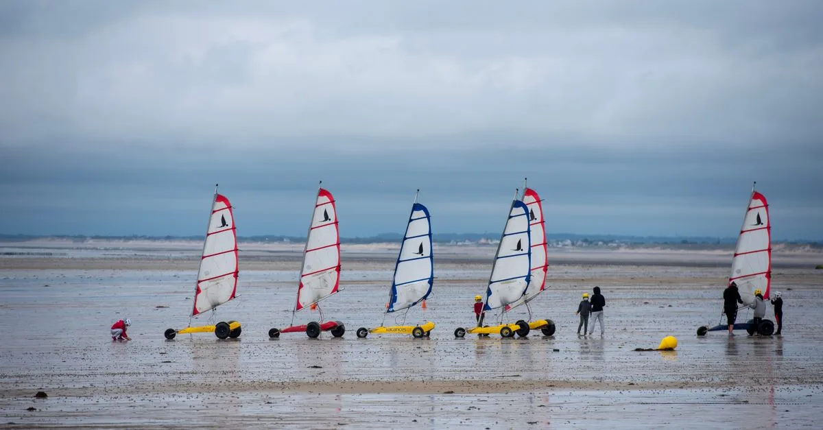 consultez les horaires des marées pour pratiquer le char à voile dans les meilleures conditions : heures de marée, coefficients et conseils de sécurité.