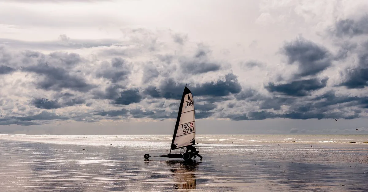 découvrez comment pratiquer la voile terrestre par vent léger : conseils, équipement et techniques pour profiter pleinement de chaque sortie.